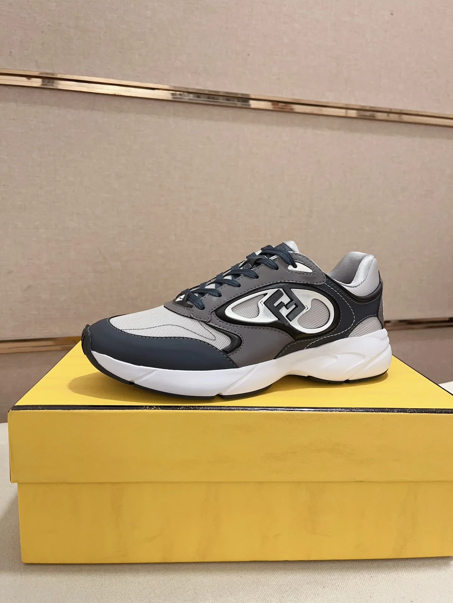 Men's shoes💰: 760💰(Higher version) [Fendi] Fendi's latest casual shoes for men! Available at counters simultaneously! A one-to-one replica of the original. Made entirely of imported top-grain calfskin, the interior is made of top-grain water-dyed cowhide, and the original factory-supplied rubber outsole. Leading new fashion concepts. Matching code: 39-44. 38.45 can be customized and cannot be returned or exchanged!